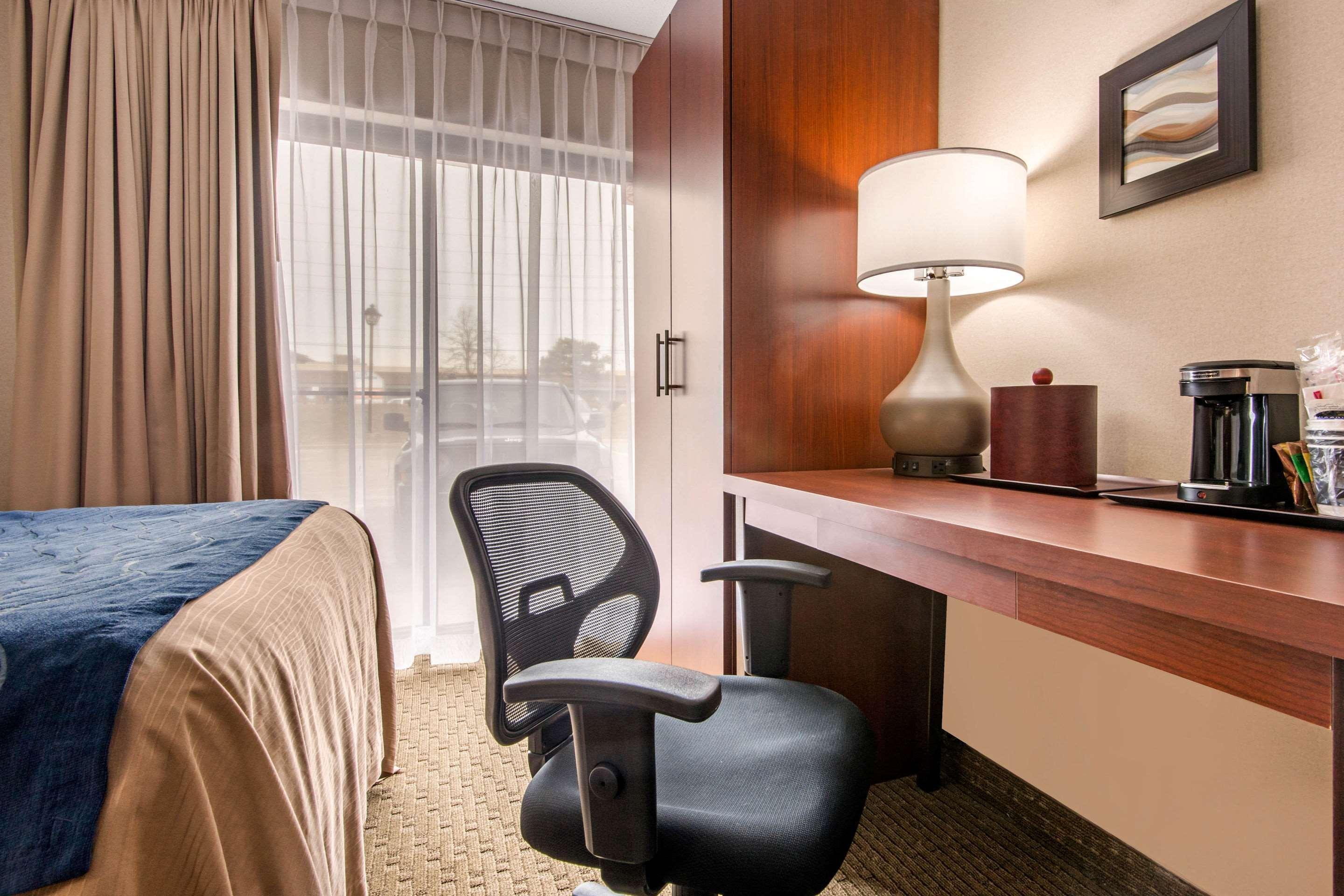 Comfort Inn Airport West Миссиссага Экстерьер фото